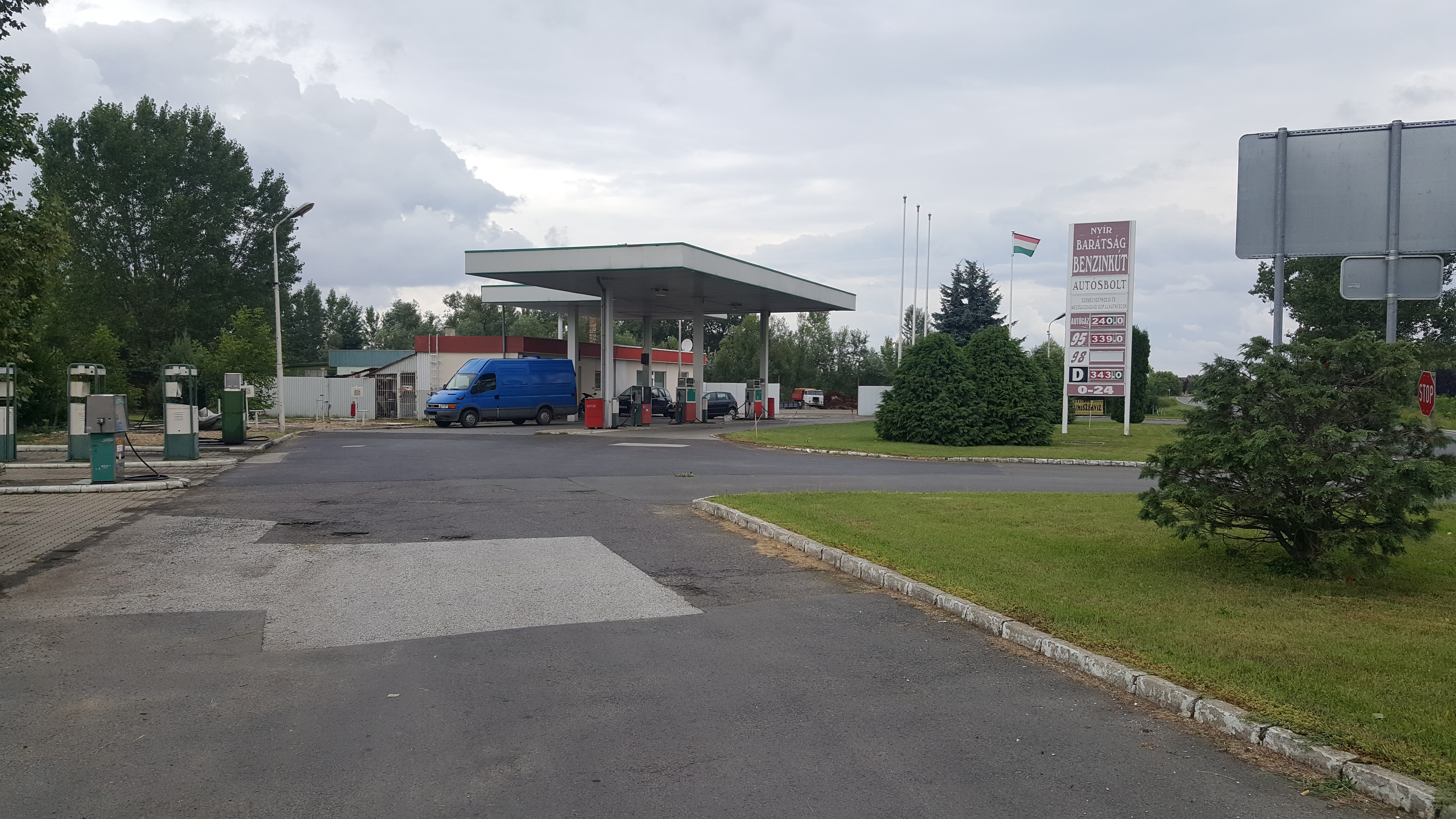 A képen a nyírbogdányi benzinkút látható működés közben.